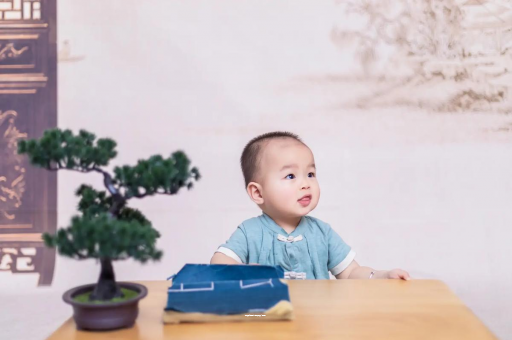 梧州宝宝眼睛突然肿了